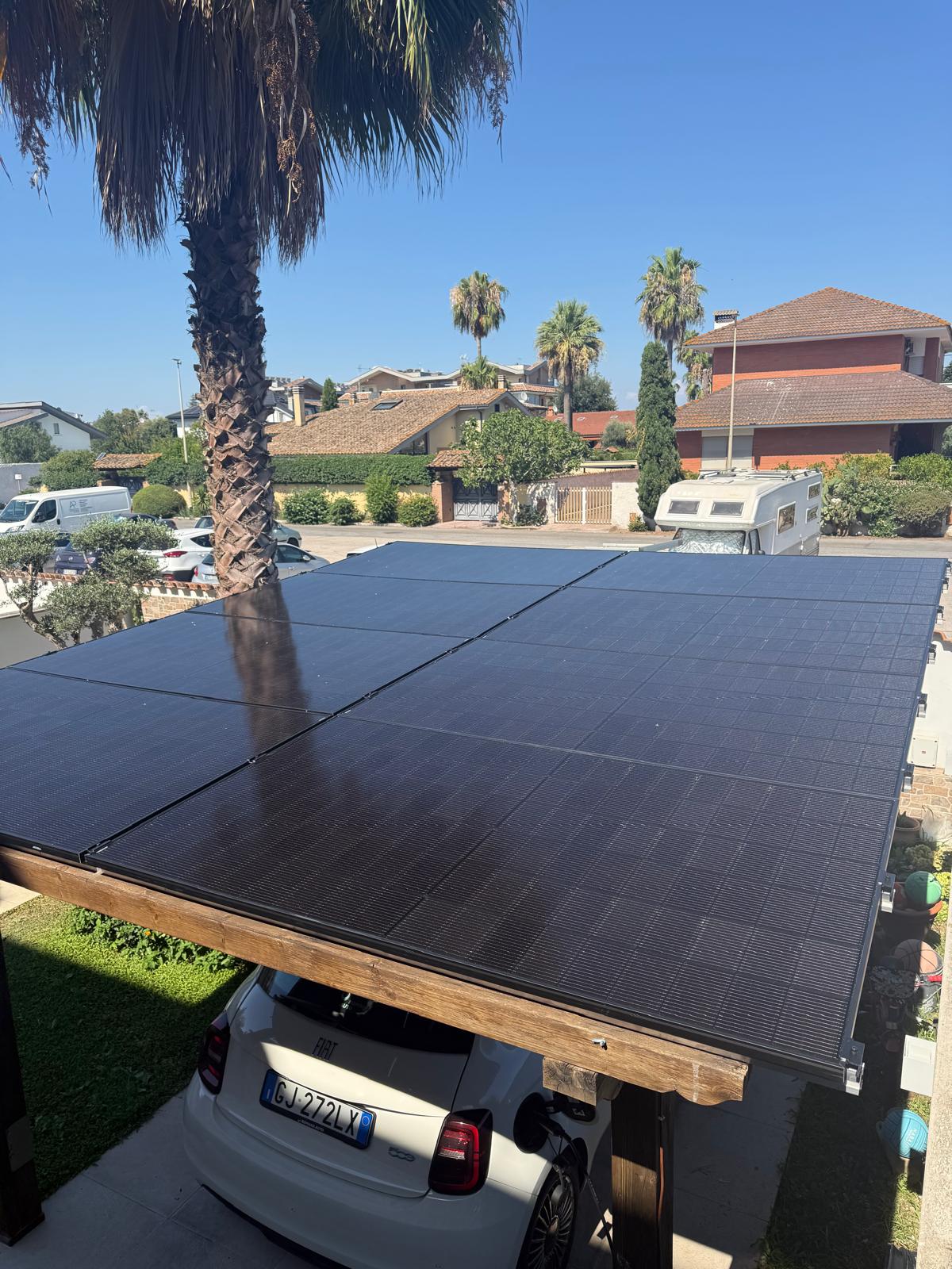 Carport residenziale con moduli fotovoltaici full-black